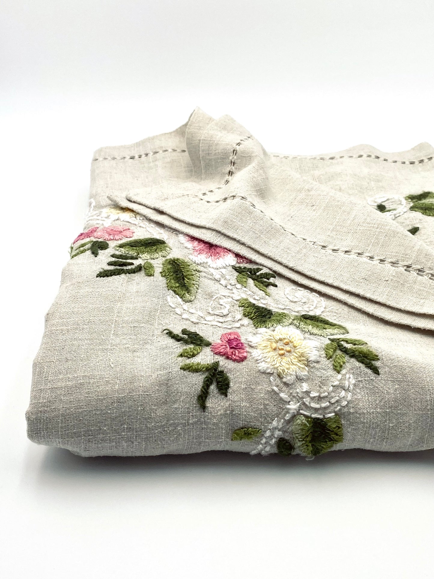 La très grande nappe brodée