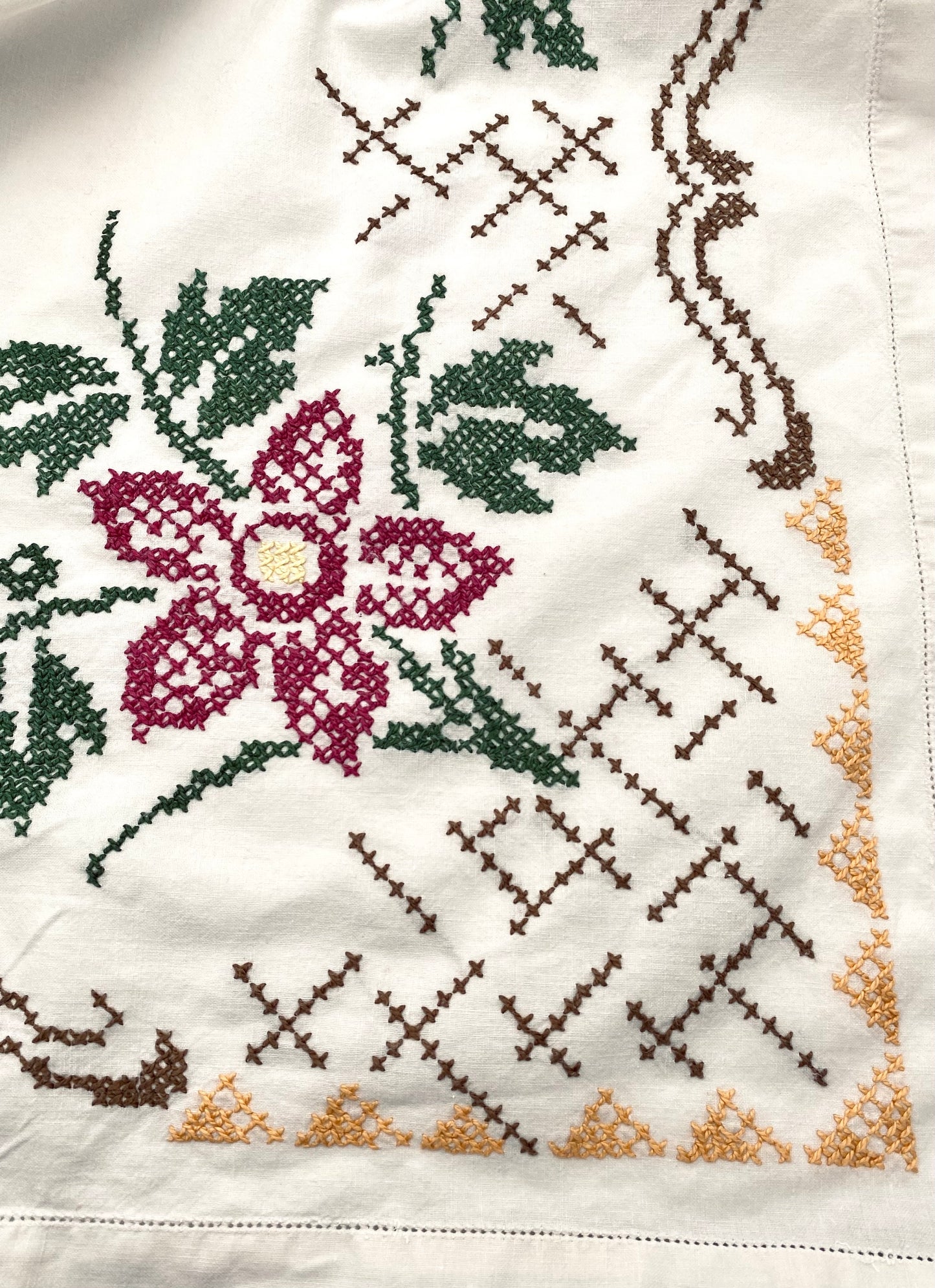 La nappe en coton brodé