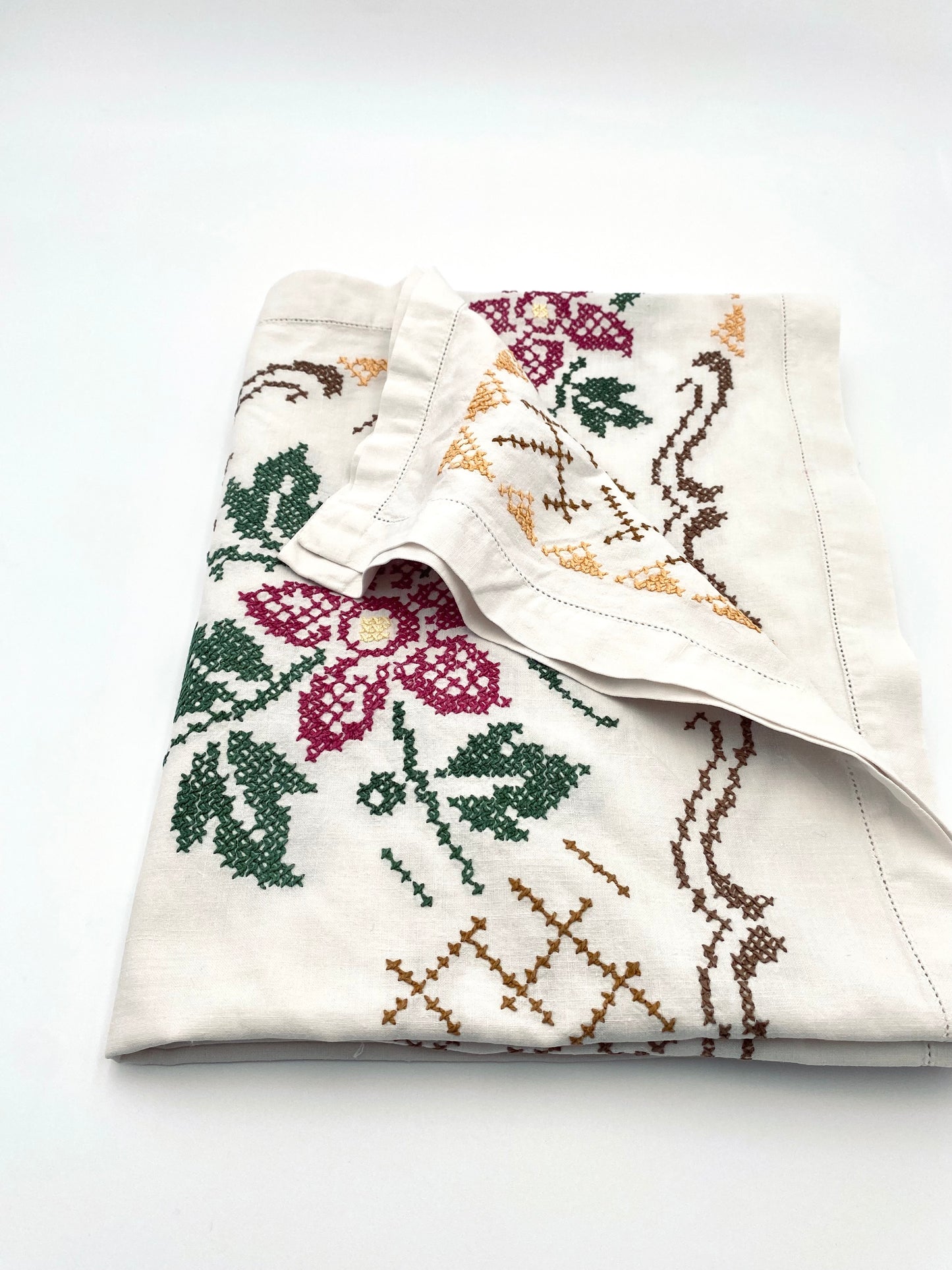 La nappe en coton brodé