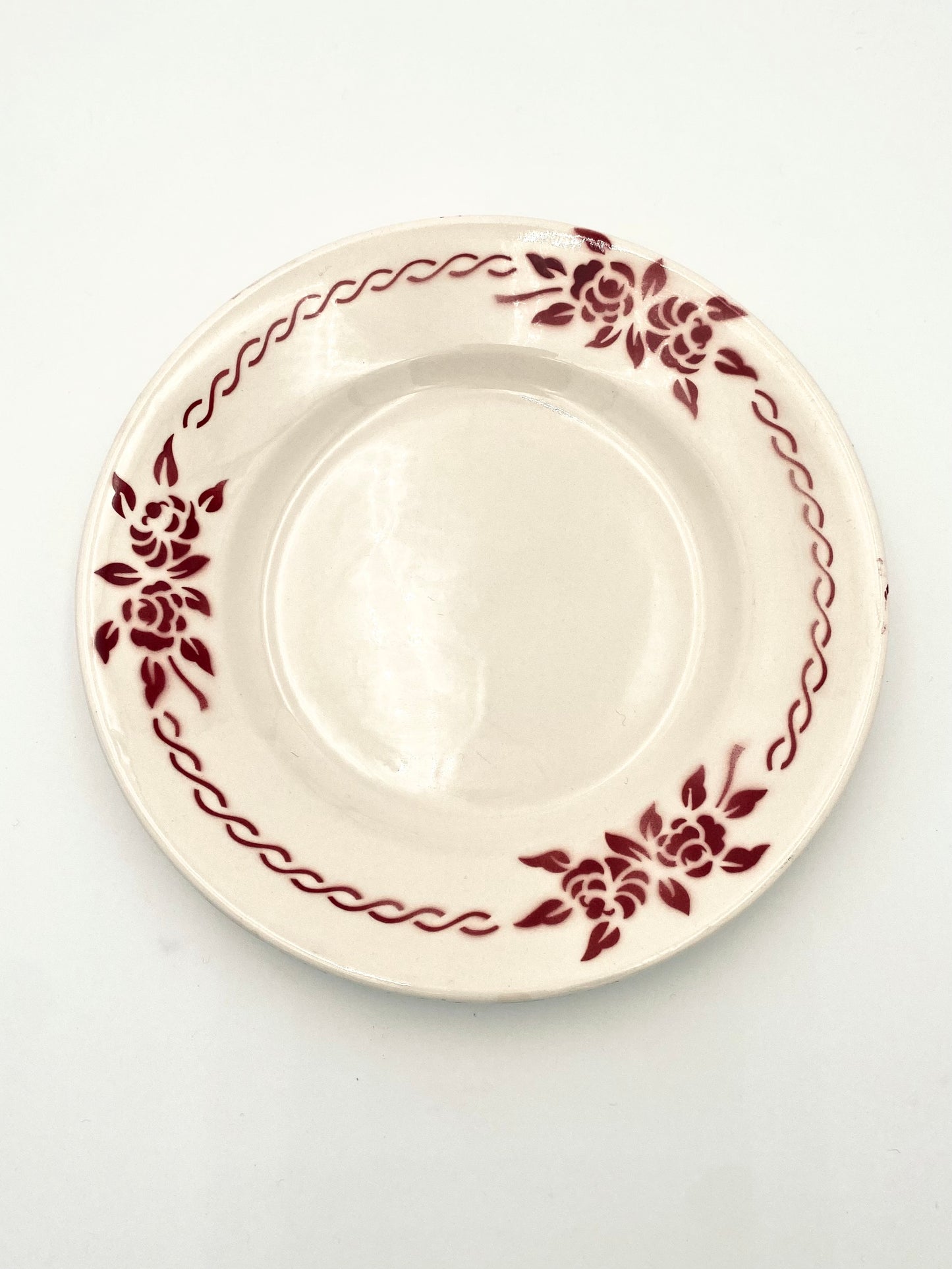 L'assiette avec des fleurs rouges