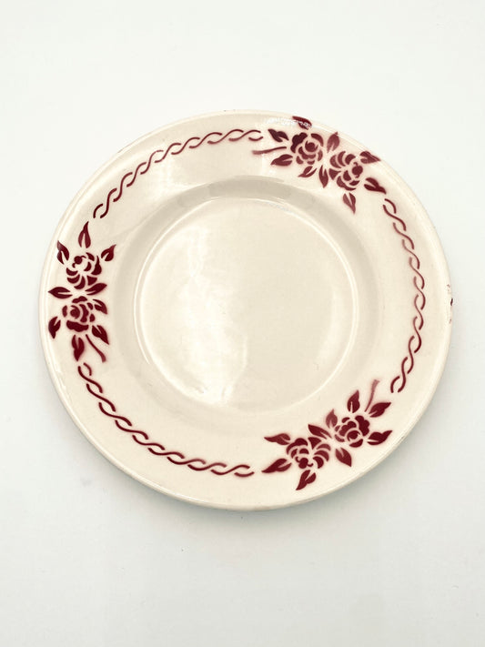 L'assiette avec des fleurs rouges
