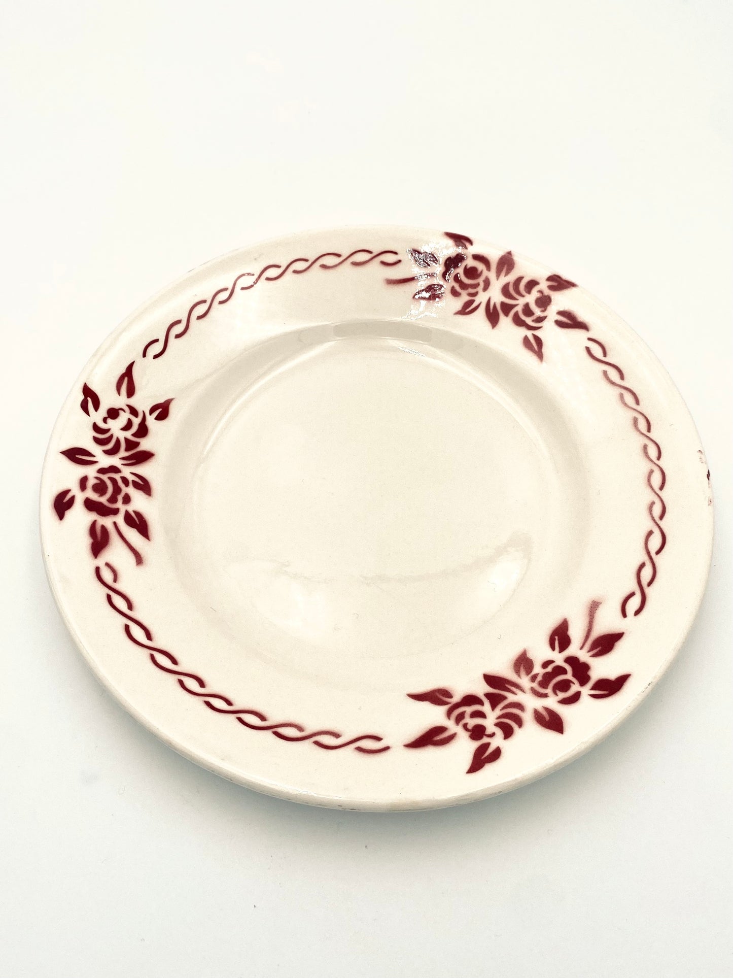 L'assiette avec des fleurs rouges
