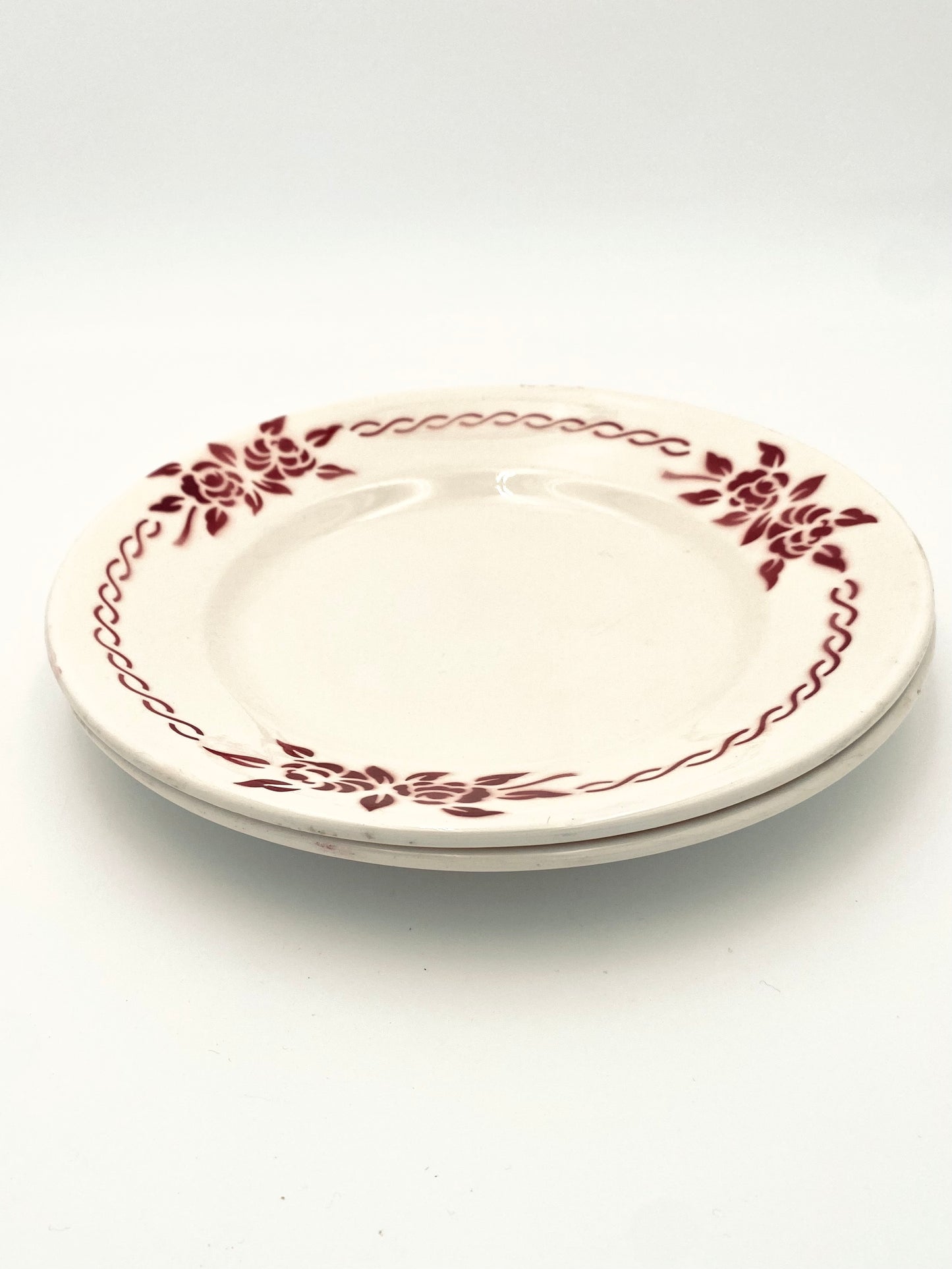 L'assiette avec des fleurs rouges