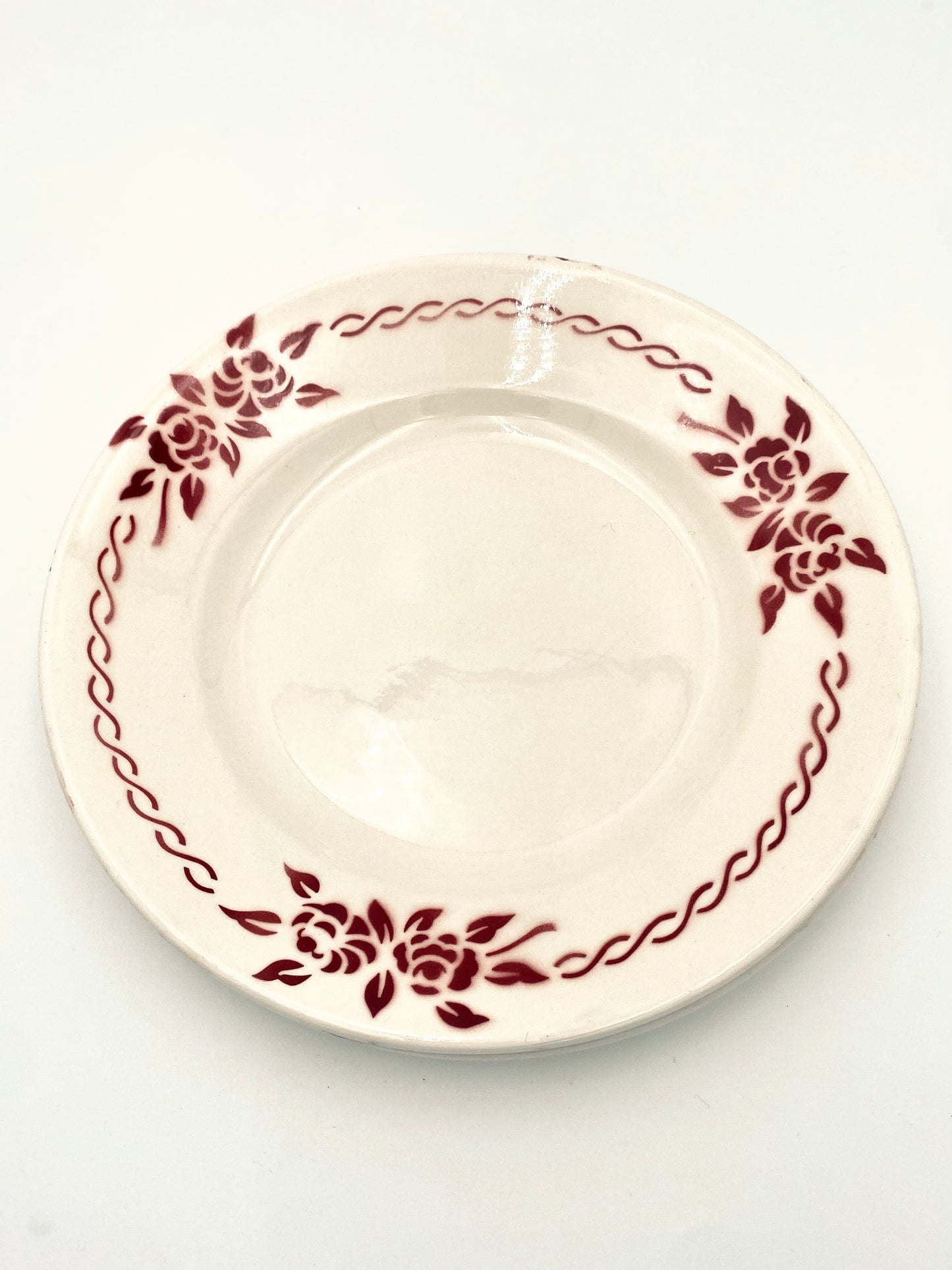 L'assiette avec des fleurs rouges