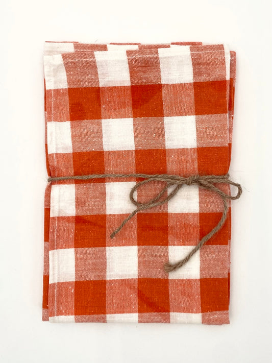 Les serviettes à carreaux orange et blancs