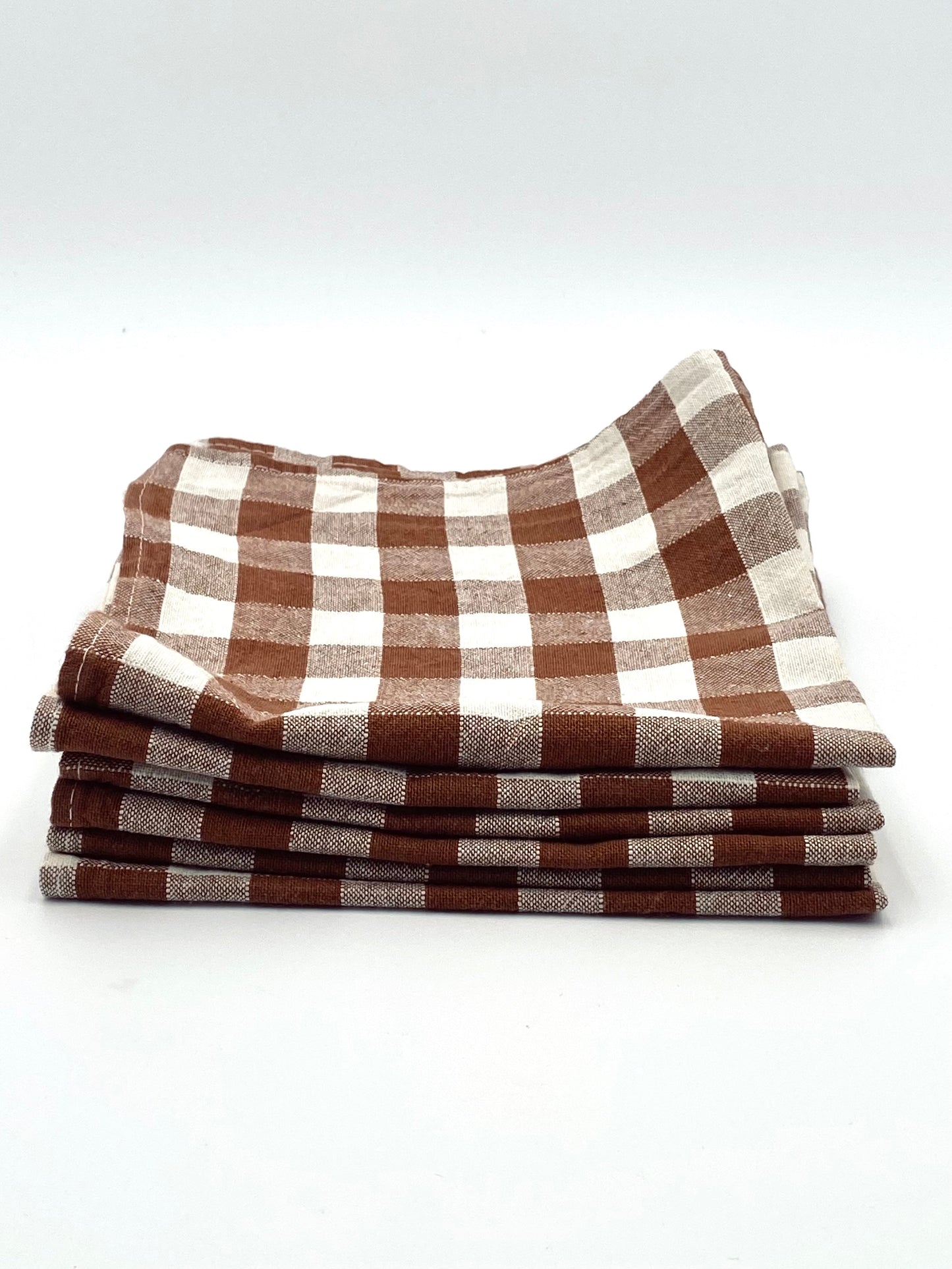 La nappe à carreaux avec 6 serviettes