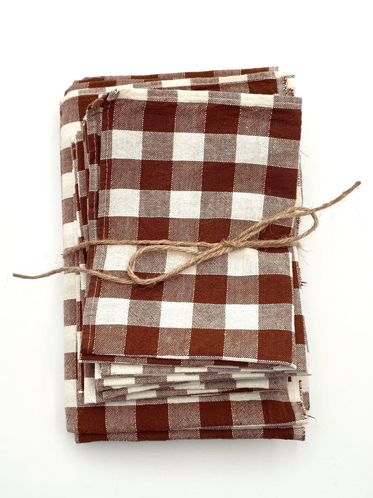 La nappe à carreaux avec 6 serviettes