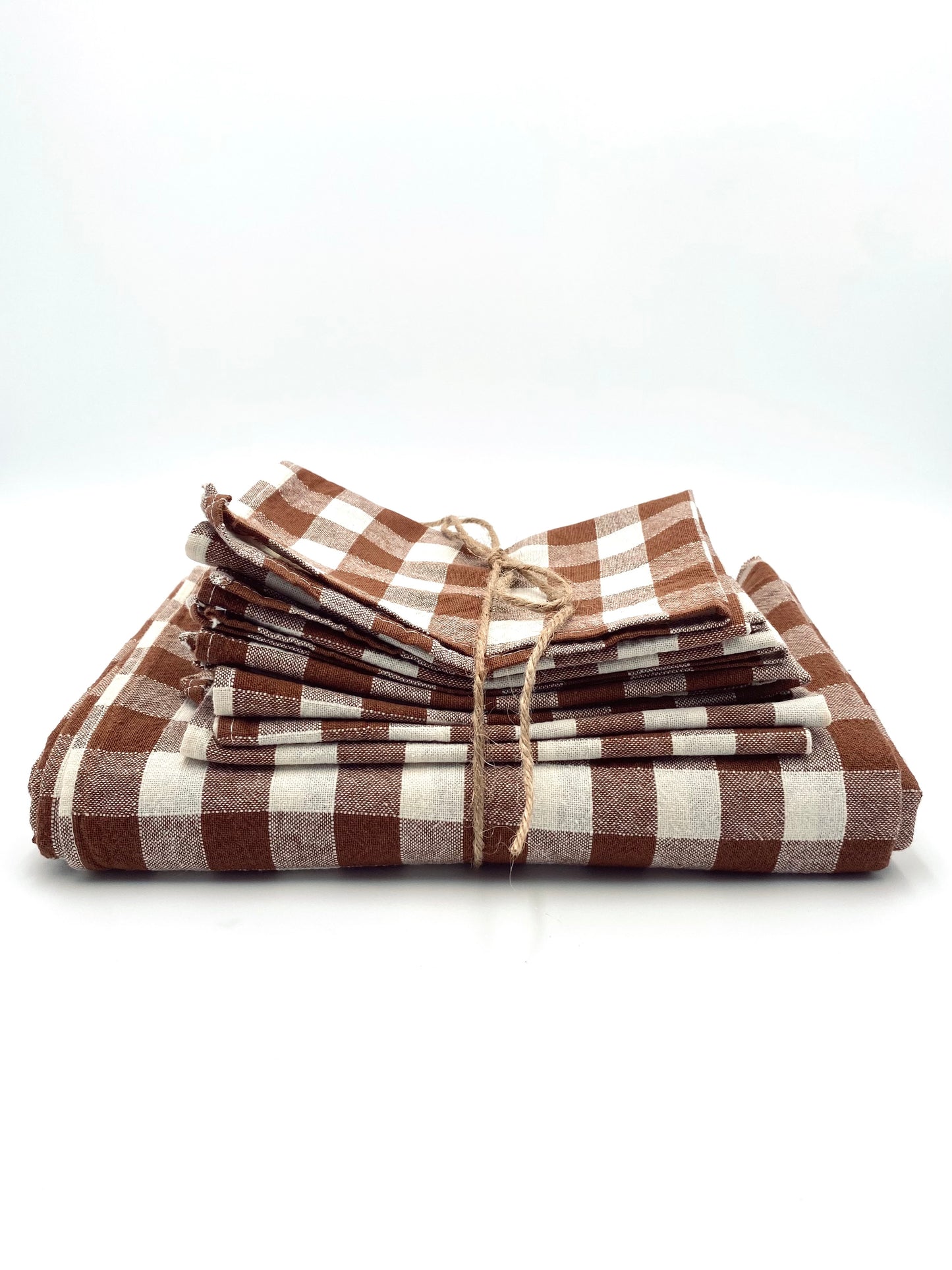 La nappe à carreaux avec 6 serviettes