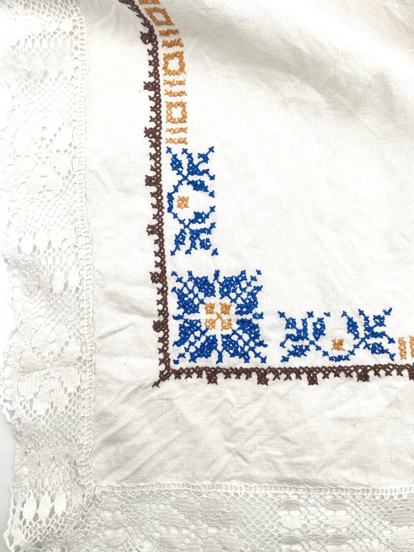 La vieille nappe brodée