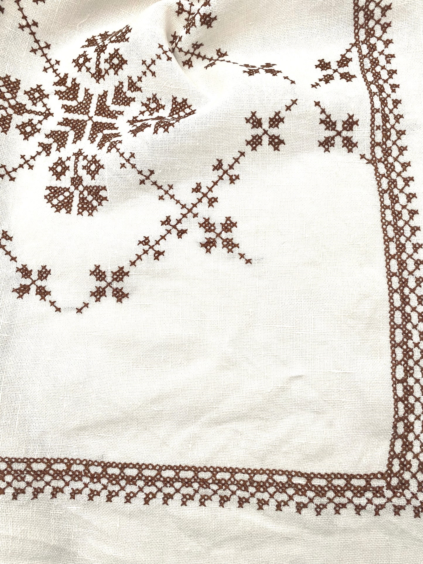 La nappe en lin brodée