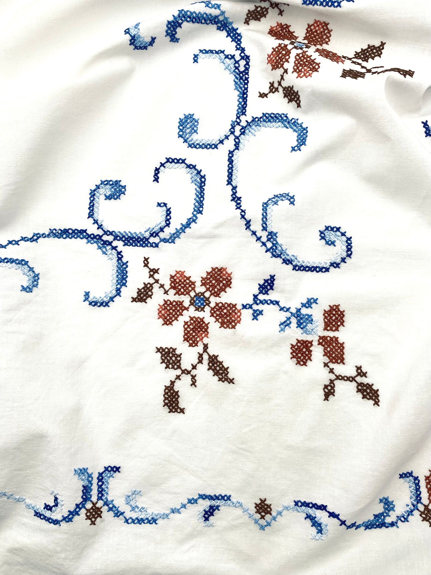 La nappe brodée à la main