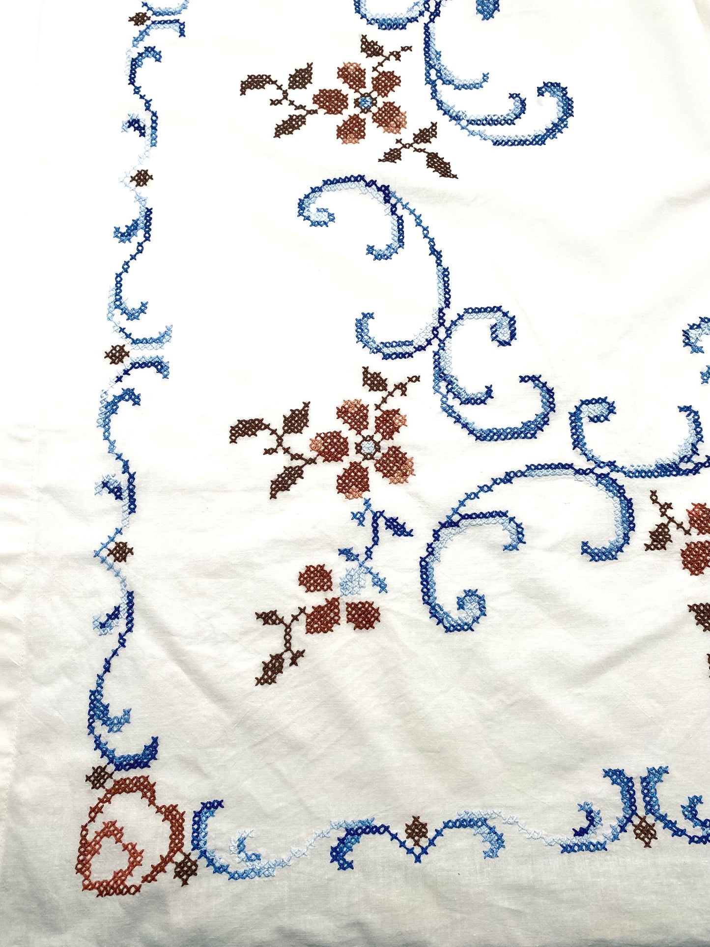 La nappe brodée à la main