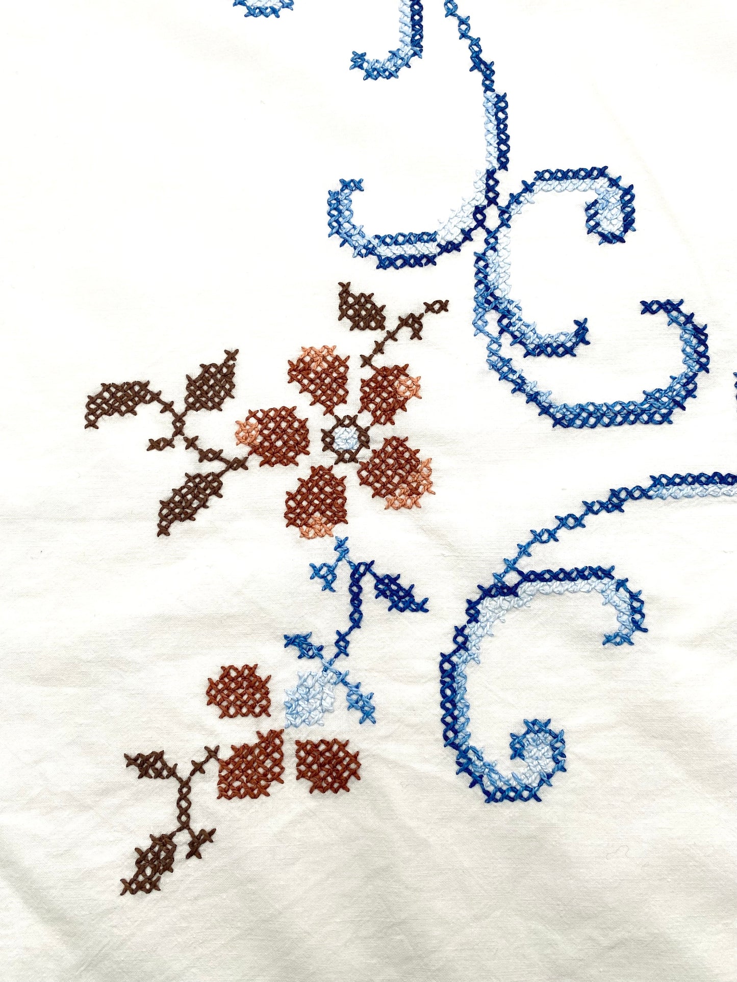 La nappe brodée à la main