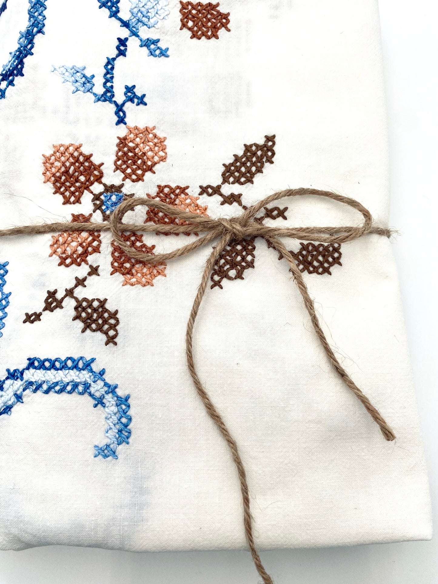 La nappe brodée à la main
