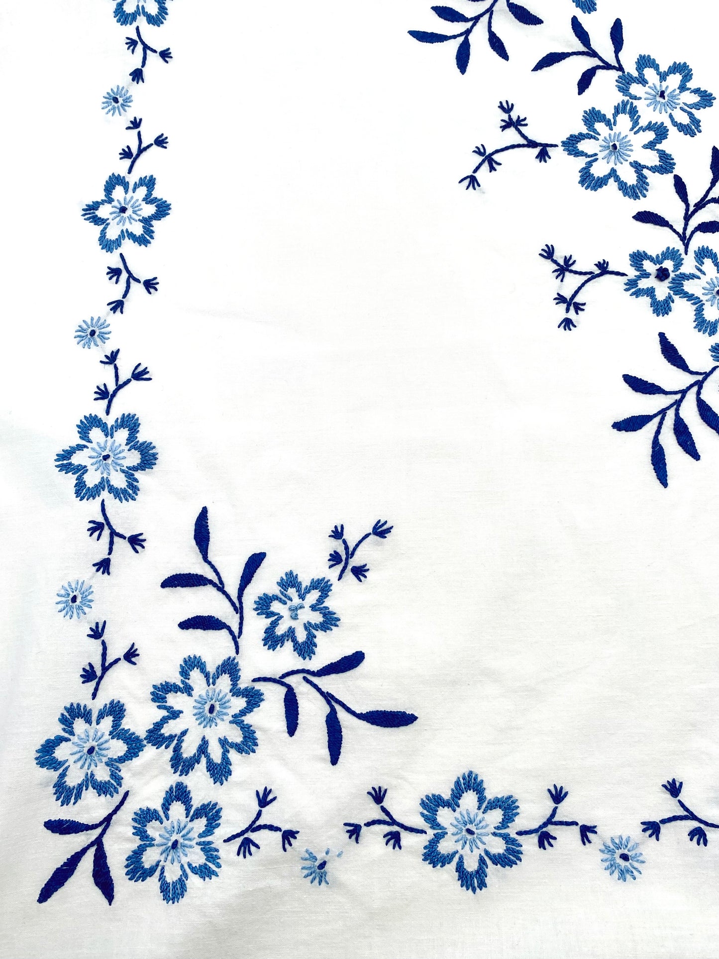La nappe brodée à fleurs bleues