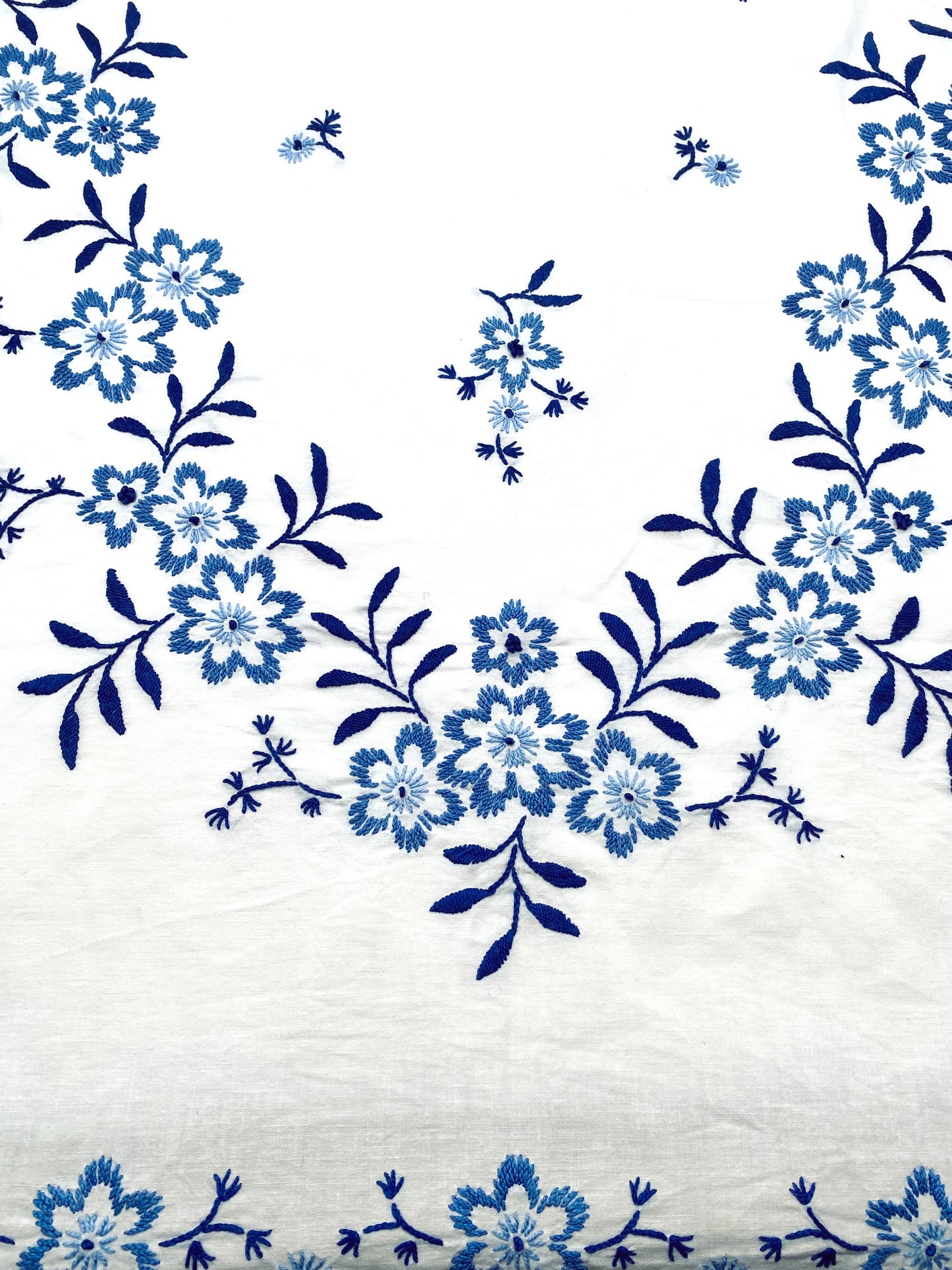 La nappe brodée à fleurs bleues
