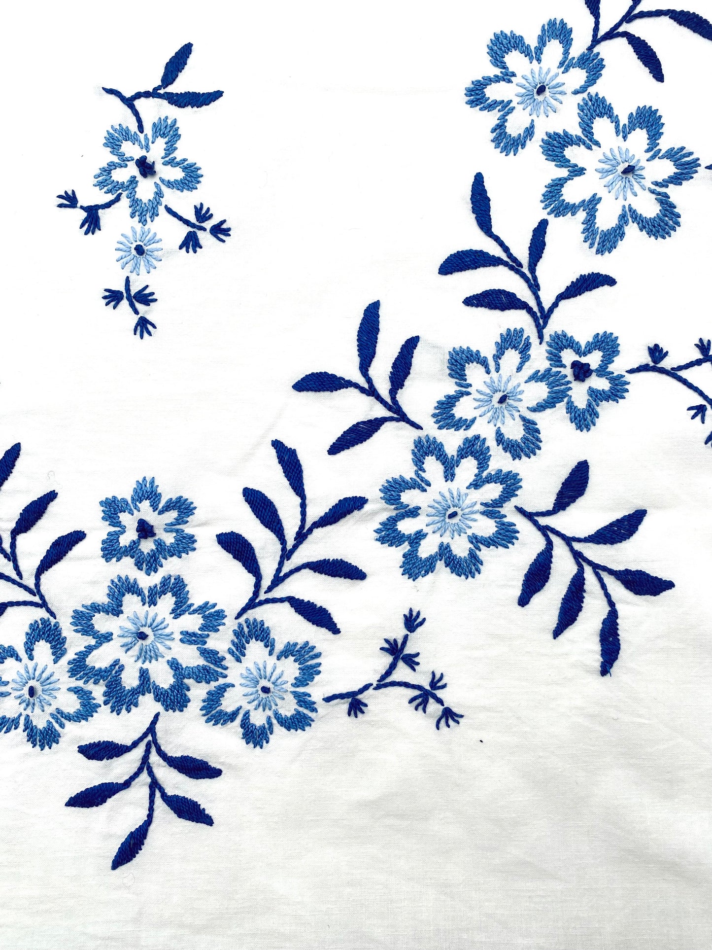 La nappe brodée à fleurs bleues