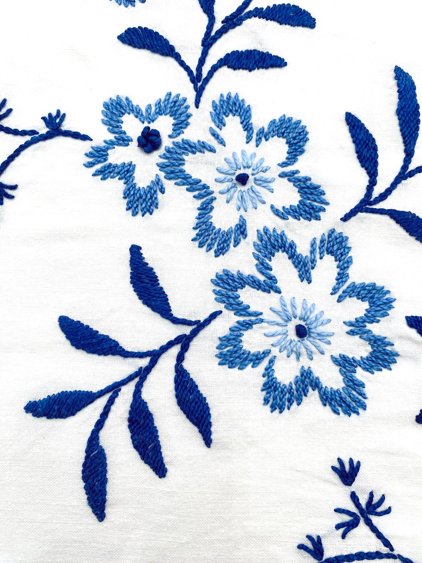 La nappe brodée à fleurs bleues