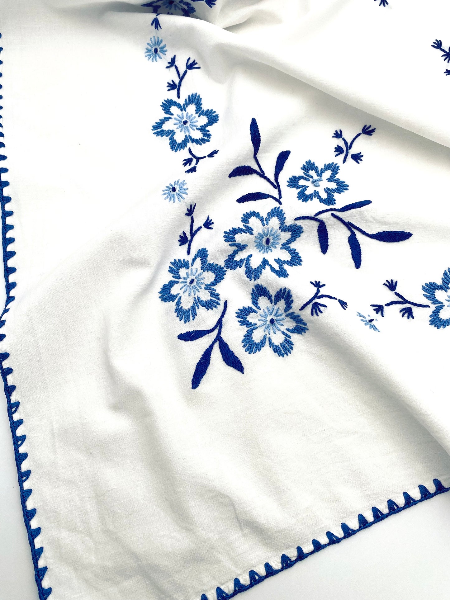 La nappe brodée à fleurs bleues