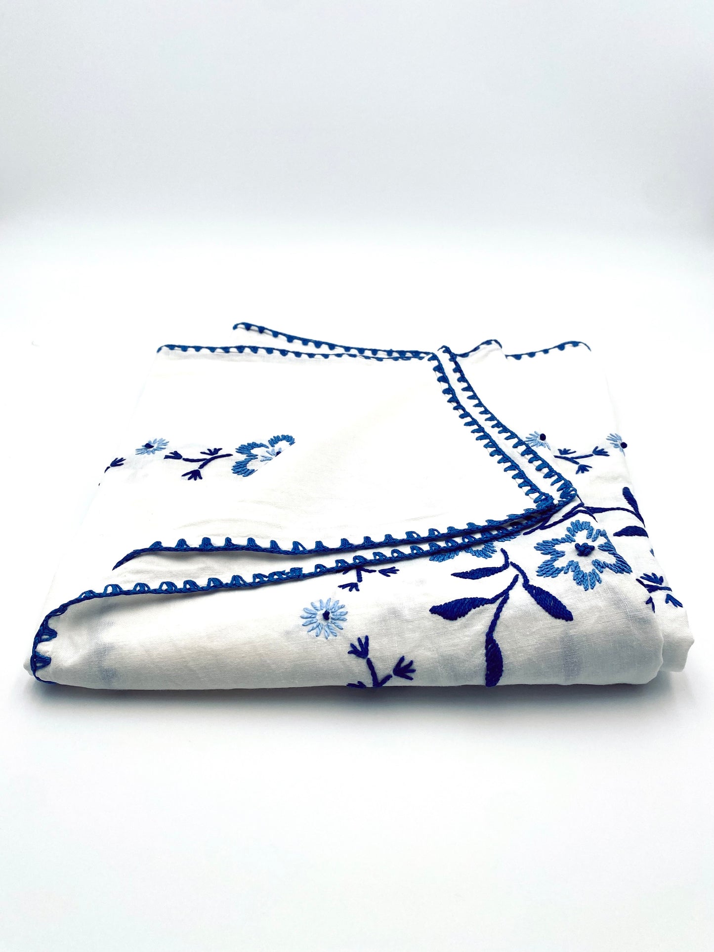 La nappe brodée à fleurs bleues