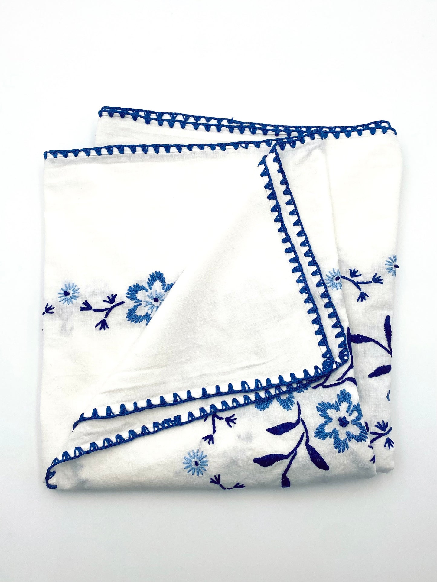 La nappe brodée à fleurs bleues