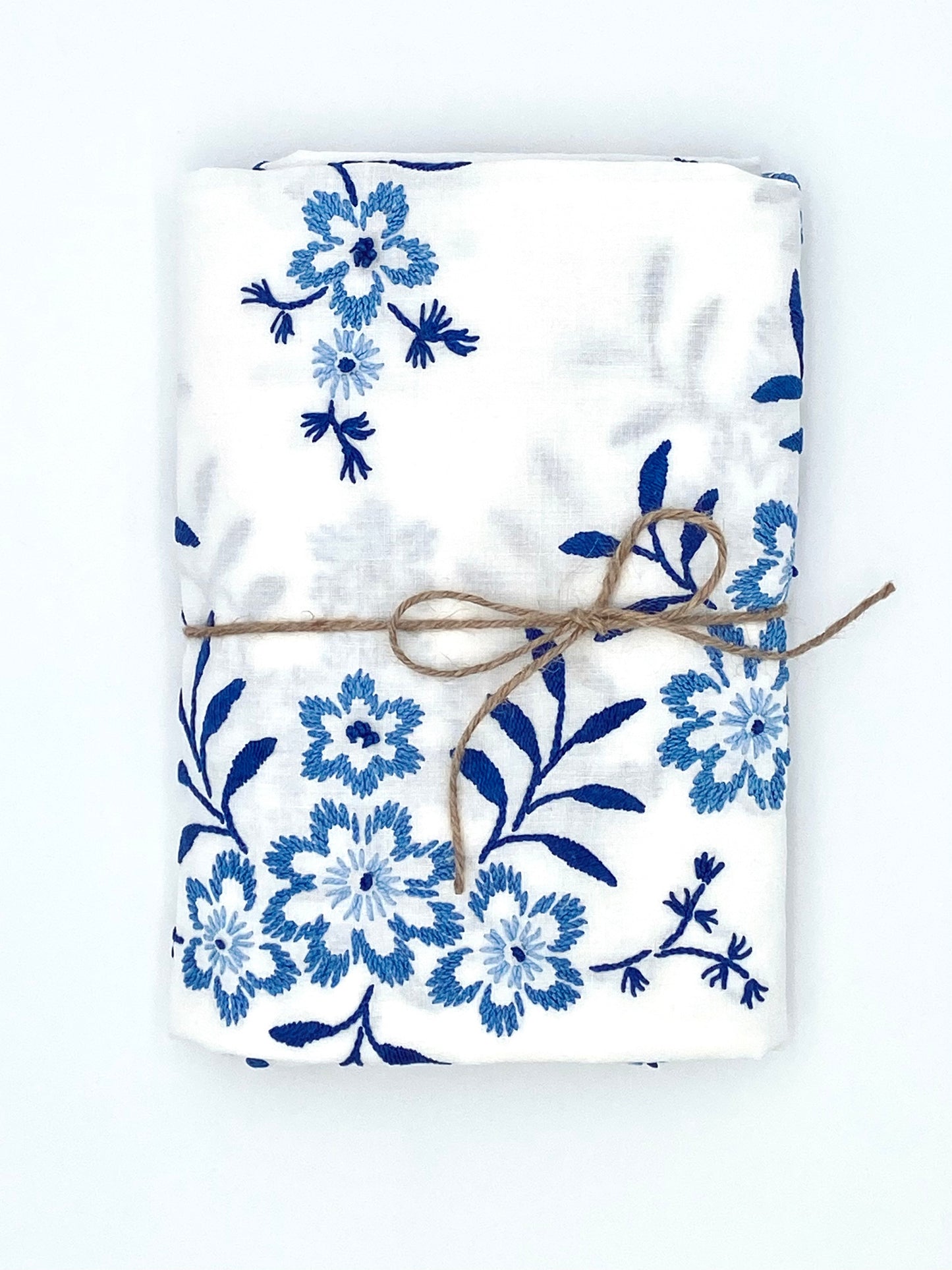 La nappe brodée à fleurs bleues