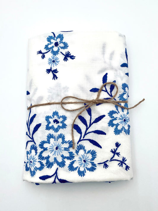 La nappe brodée à fleurs bleues