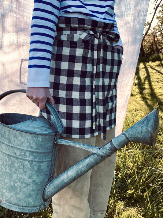 Le 'peut de tout' tablier à carreaux bleus et blancs
