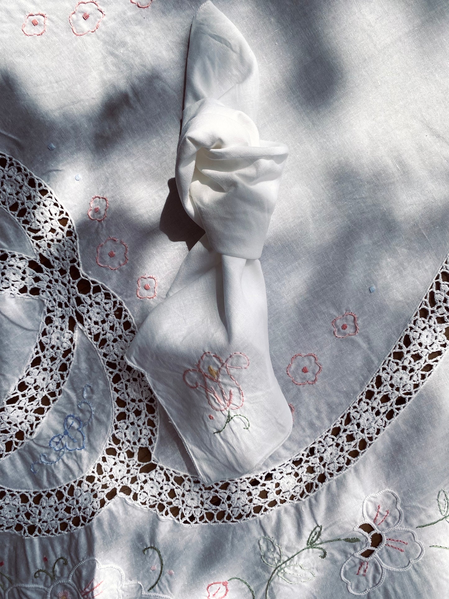 La nappe avec dentelle et fleurs
