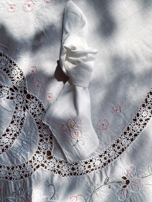 La nappe avec dentelle et fleurs