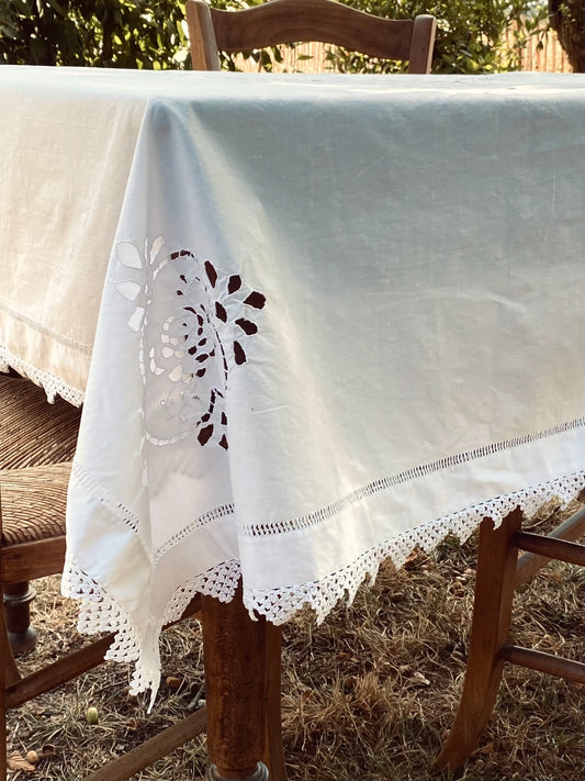 La nappe blanche avec un bord crocheté