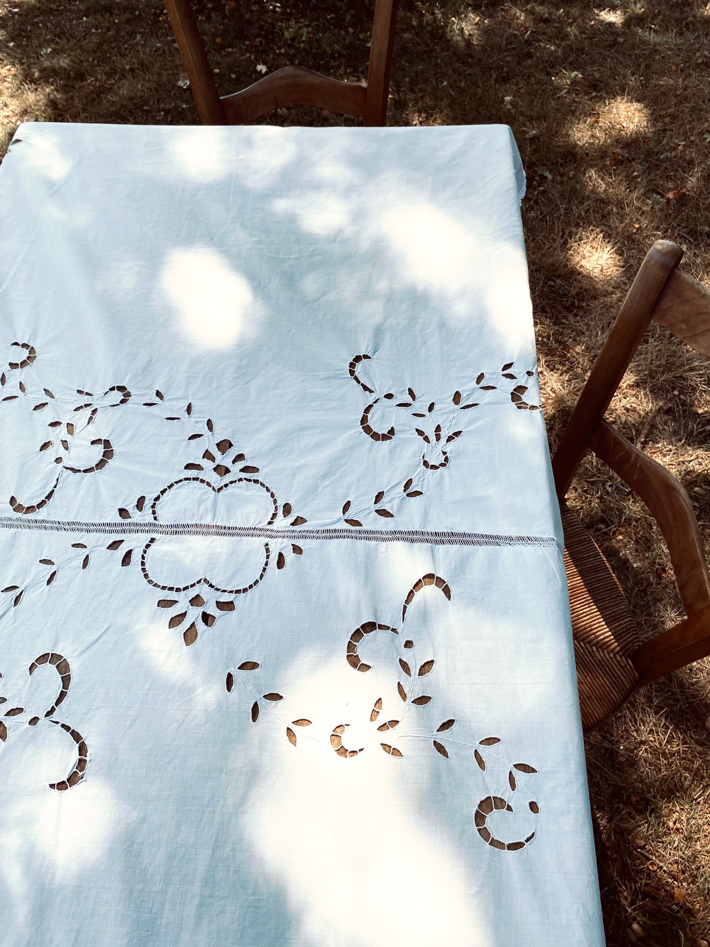 La nappe blanche avec un bord crocheté