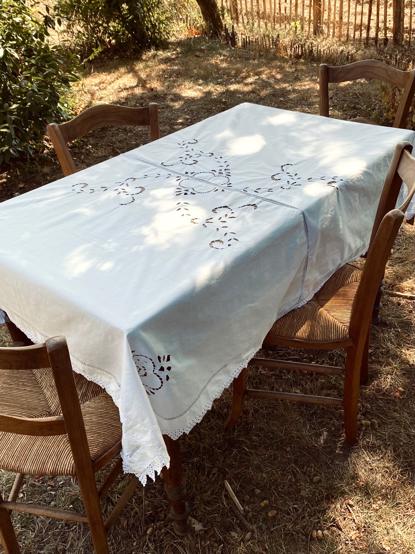La nappe blanche avec un bord crocheté