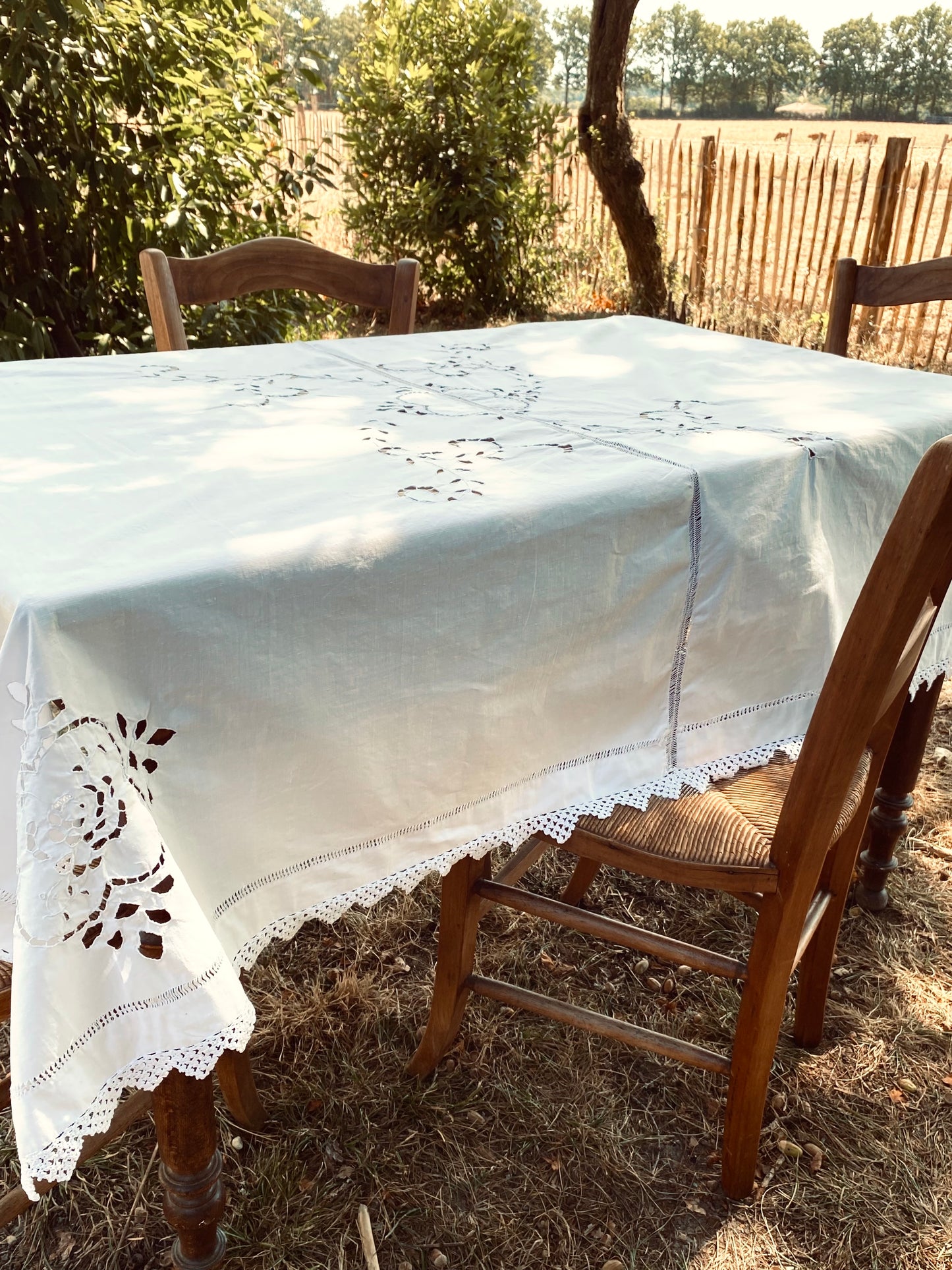 La nappe blanche avec un bord crocheté