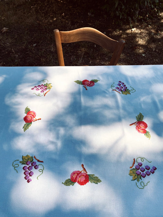La nappe avec des fruit brodés