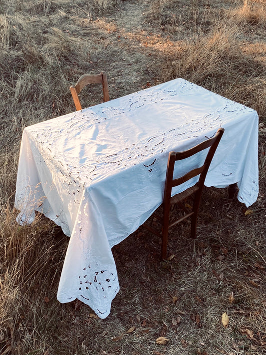 La nappe avec broderie