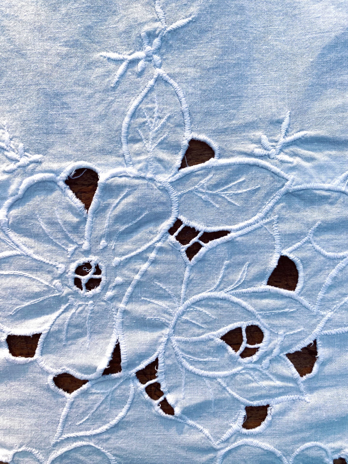 La nappe avec broderie