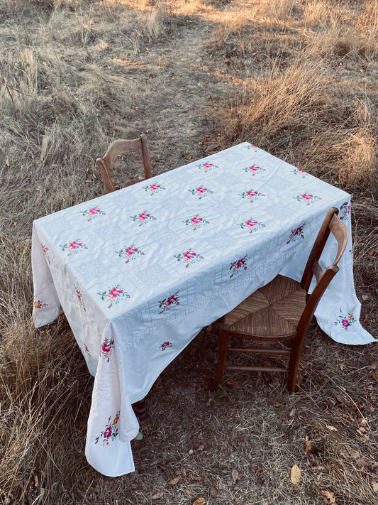 La grande nappe avec les roses brodées