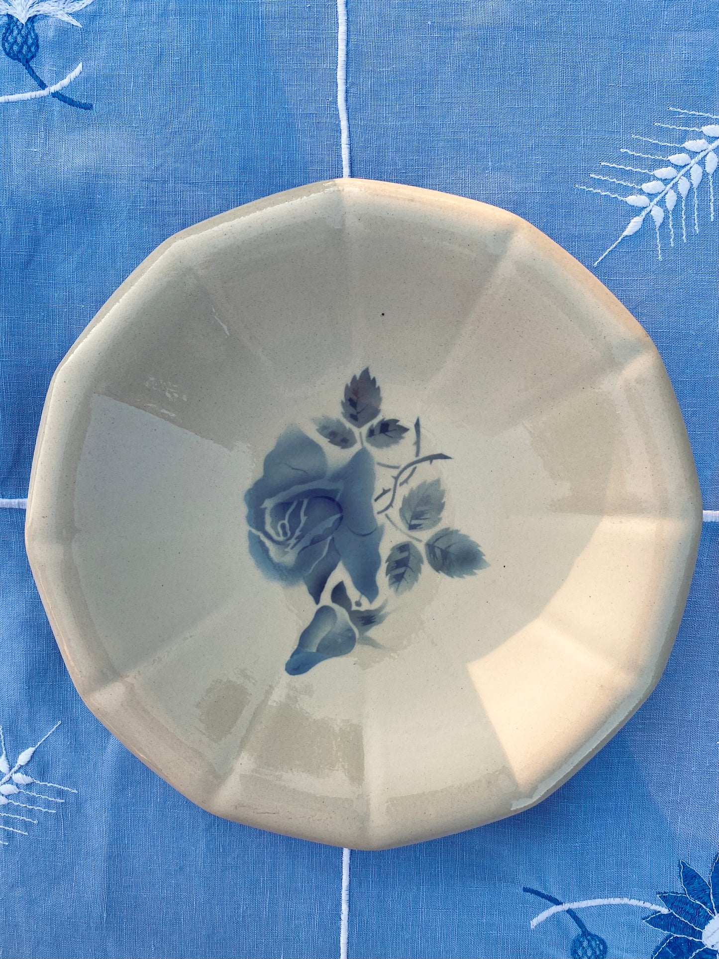 Les assiettes creuses avec des roses bleues