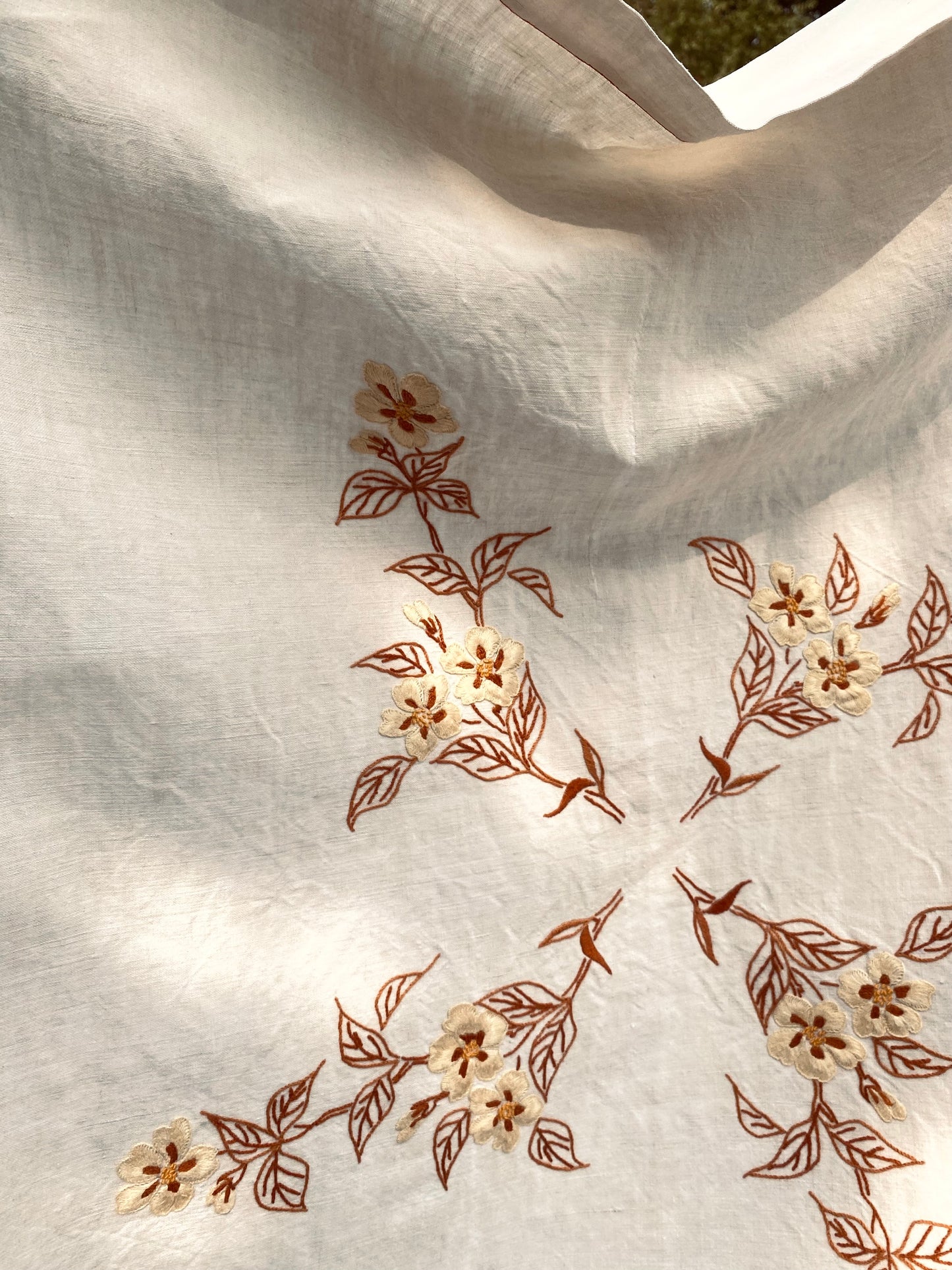 La nappe en lin avec des fleurs brodées