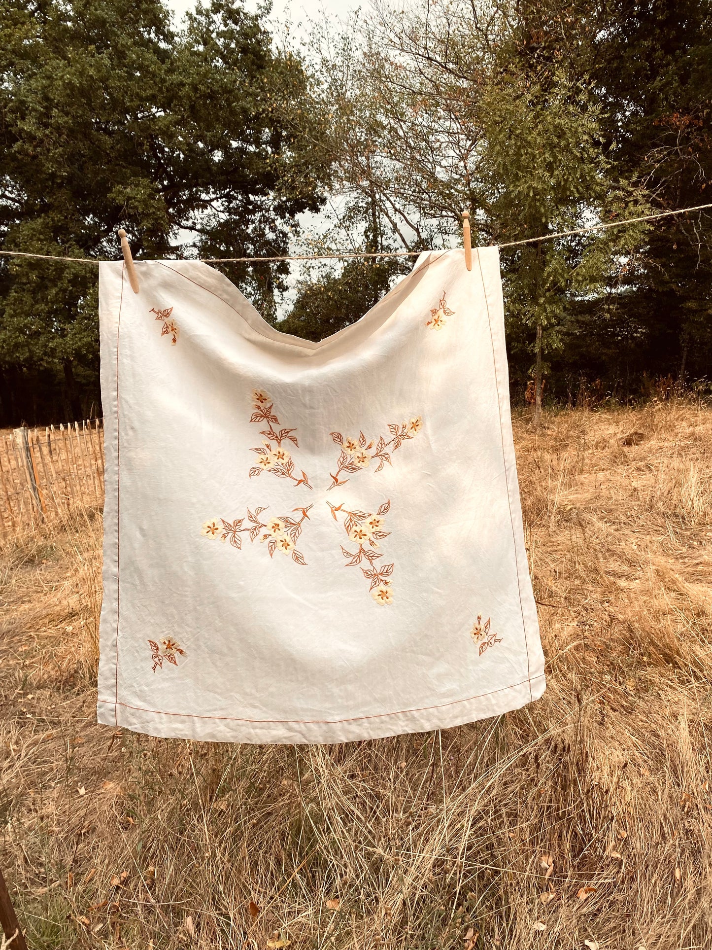 La nappe en lin avec des fleurs brodées