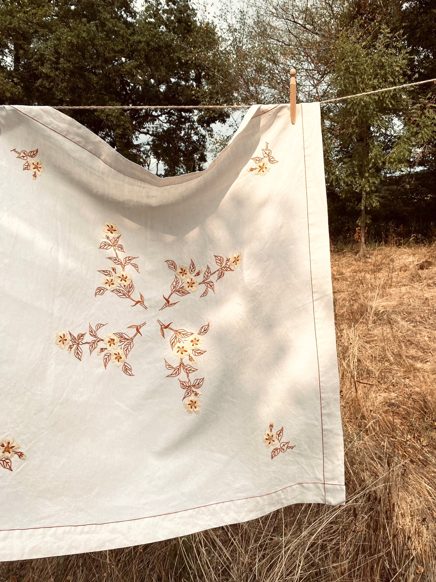 La nappe en lin avec des fleurs brodées