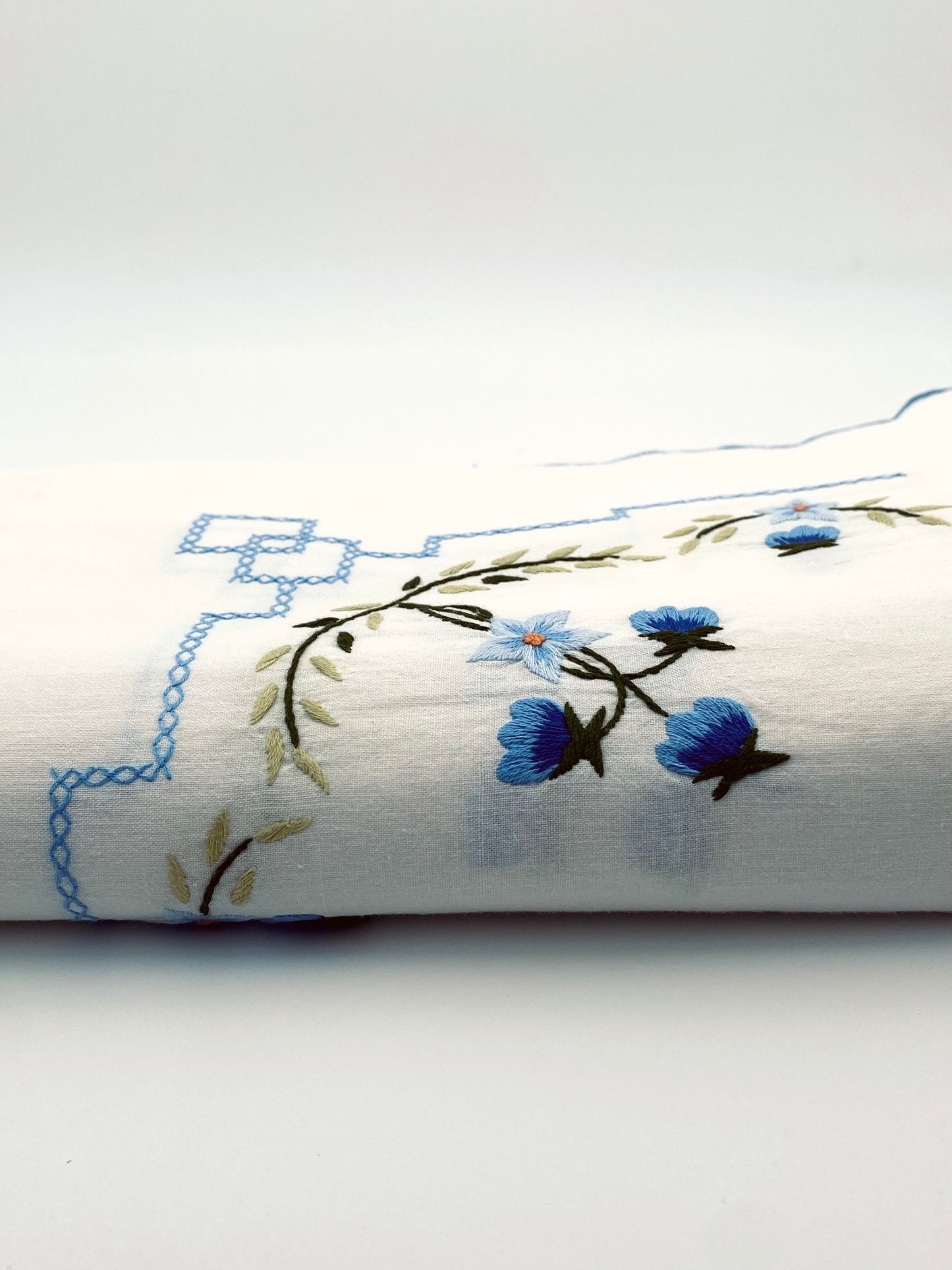 La nappe à fleurs bleues
