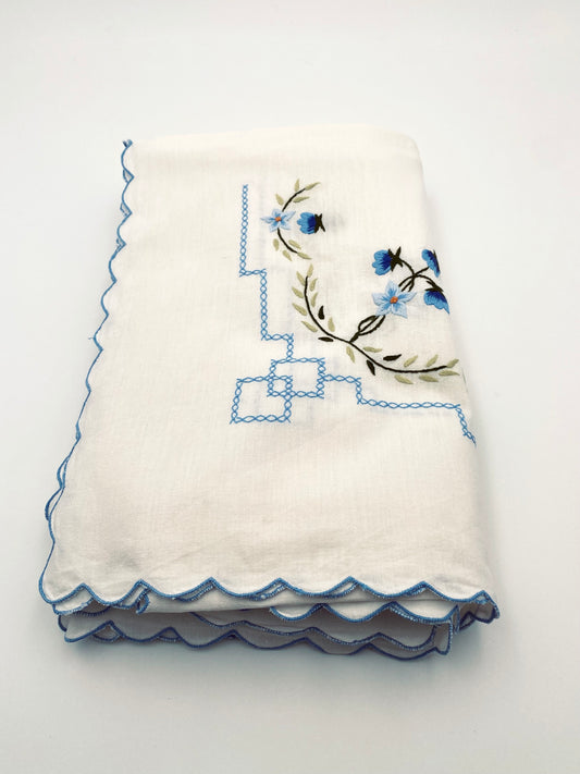 La nappe à fleurs bleues