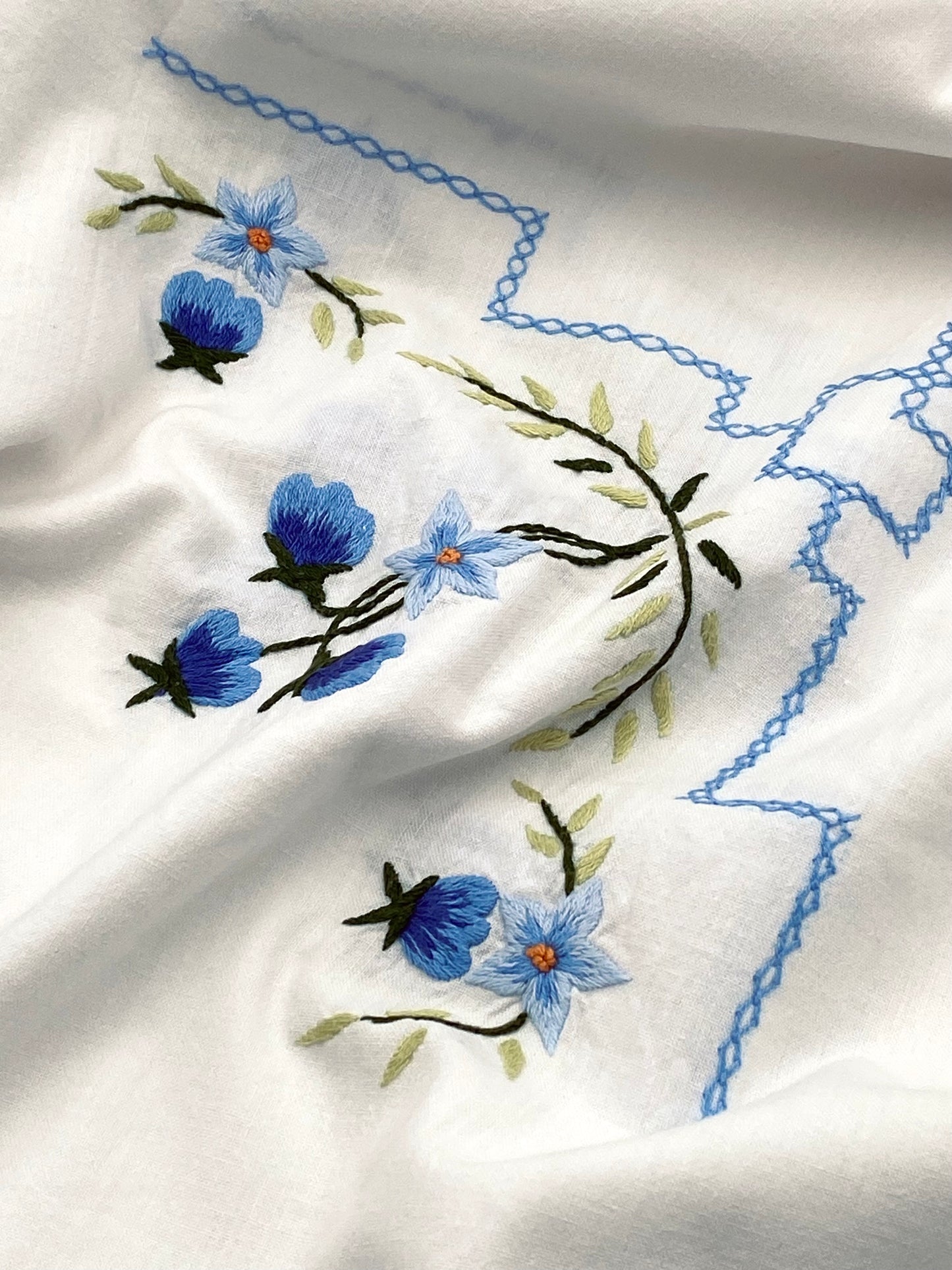 La nappe à fleurs bleues