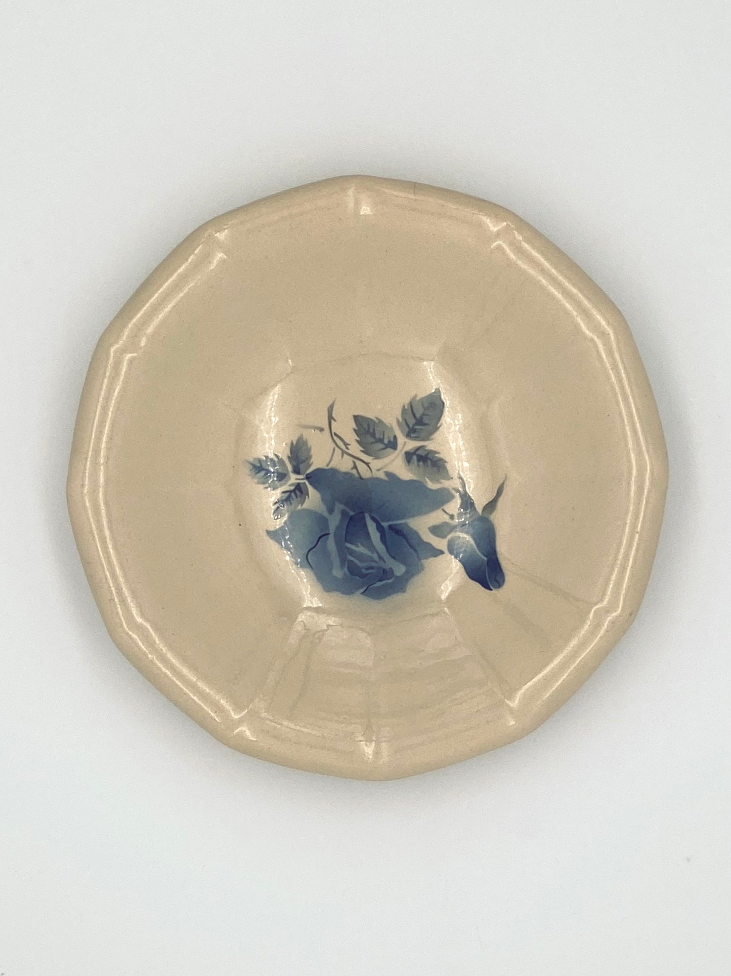 Les assiettes creuses avec des roses bleues