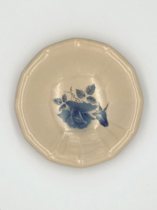 Les assiettes creuses avec des roses bleues