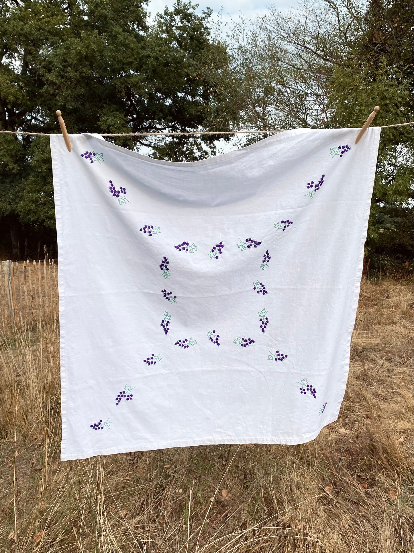 La nappe avec raisins brodés