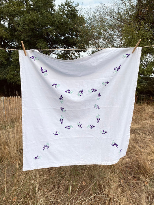 La nappe avec raisins brodés