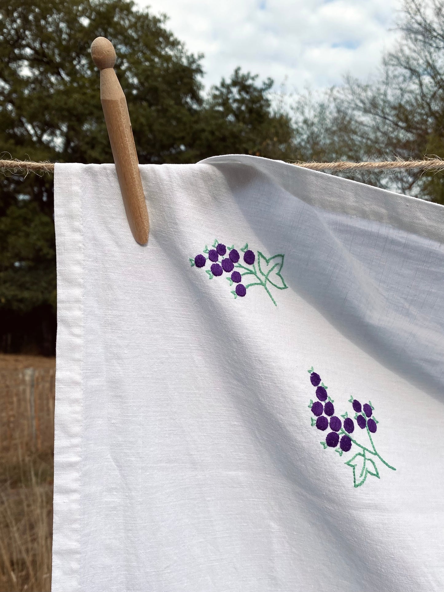 La nappe avec raisins brodés